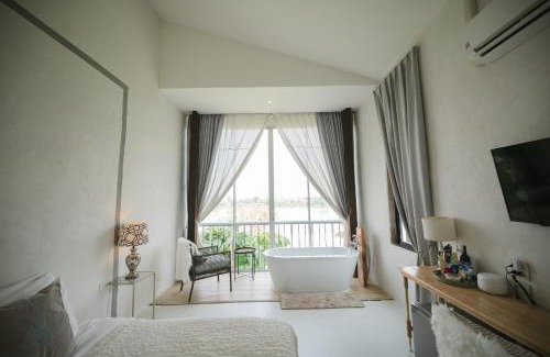 Kamphaeng Phet Hotel | White Wall Riverfront Hotel