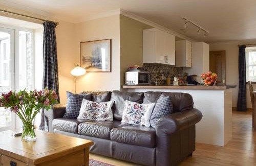 Rumbling Bridge House | White Wisp