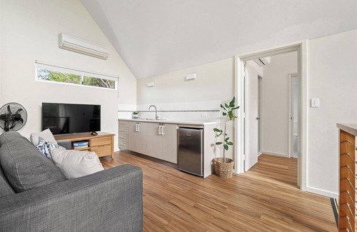 Quindalup House | Whitesands | Spacious BEACH HOUSE on the Bay, 🚴 to Dunsborough | Margaret River