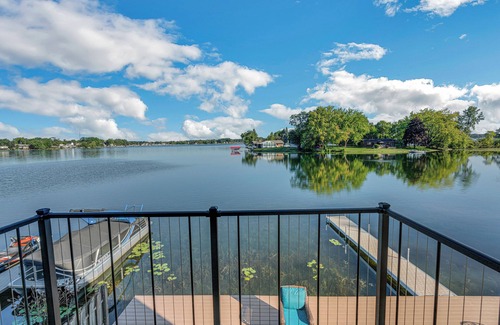 Whitmore Lake House | Whitmore Bay: Sunny Days & Cool Breezes – Your Waterfront Paradise!