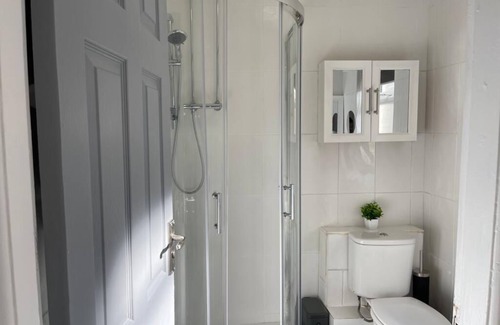 Etruria House | Whitmore House By RMR Accommodations - Newly Refurbed - Modern -Parking -Central