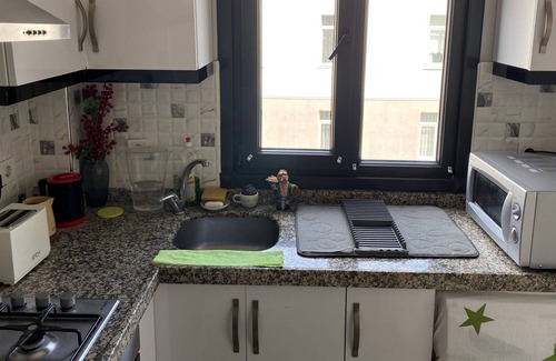Umraniye Apartment | Whole Apartment by the Metro with garden! Apt. 4