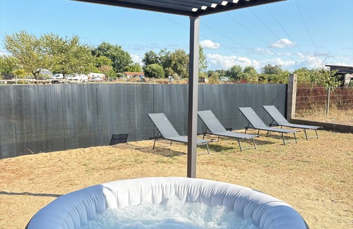 Ambares-et-Lagrave House | WHOLE HOUSE JACUZZI RECEPTION OPEN 24/7