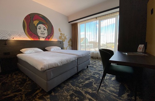 Emmen Hotel | Wholesome Group Retreat Near Wildlands & Atlas Theater | Local Attractions