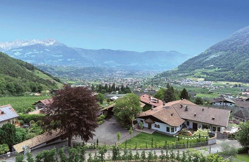 Lagundo Apartment | Wiedmairhof Apartment 'Morgenduft' with South-facing balcony, Shared Terrace and Garden and Wi-Fi