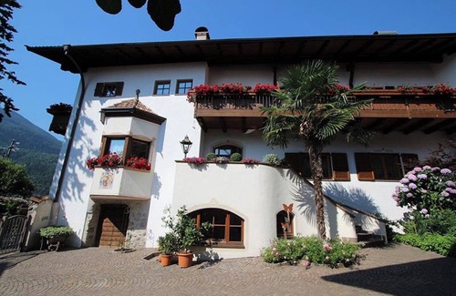 Lagundo Apartment | Wiedmairhof Apartment 'Morgenduft' with South-facing balcony, Shared Terrace and Garden and Wi-Fi