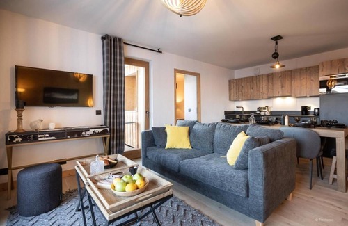 Montalbert Apartment | Wifi, 300m from ski slopes, view mountain, swimming pool, sauna, hammam, balcony, parking