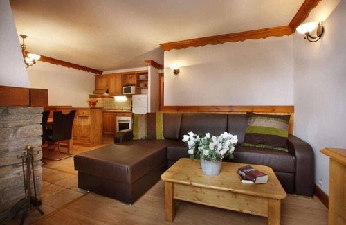Oz Apartment | Wifi, 50m from ski slopes, fitness, swimming pool, sauna, hammam, balcony, fireplace or stove, tv