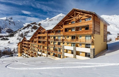 Allos Apartment | Wifi, ski-in/ski-out & foot of the slopes, fitness, swimming pool, sauna, hammam, balcony, tv
