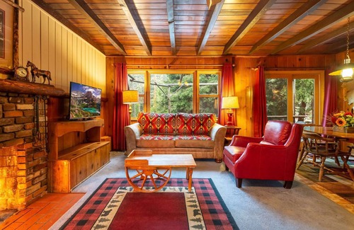 Twin Peaks Hotel | Wild Bill's - Western Themed | Ponds & Streams