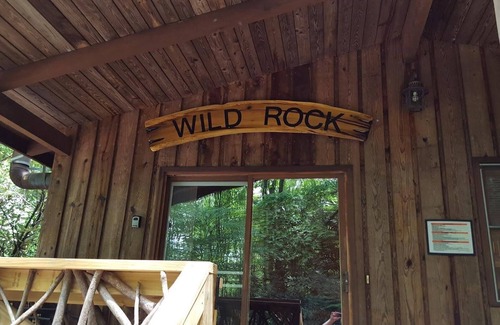 Penrose Cottage | Wild Rock Cottage - Scenic Getaway - WiFi - Hot Tub - Pets OK