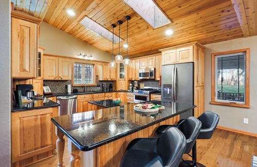 Oxford House | Wild Timber Lodge: Golf Sim, Sauna, Bars, 10 acres, close to WI Dells