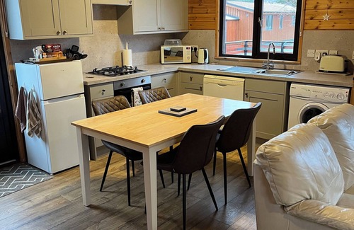 Newtonmore Cottage | WILDCAT LODGE, pet friendly, with hot tub in Newtonmore
