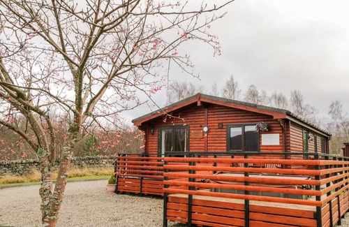 Newtonmore Cottage | WILDCAT LODGE, pet friendly, with hot tub in Newtonmore