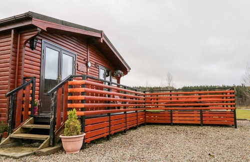 Newtonmore Cottage | WILDCAT LODGE, pet friendly, with hot tub in Newtonmore