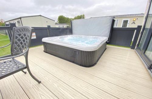 South Cerney House | Wildflower, Premium Plus Hot Tub Lodge