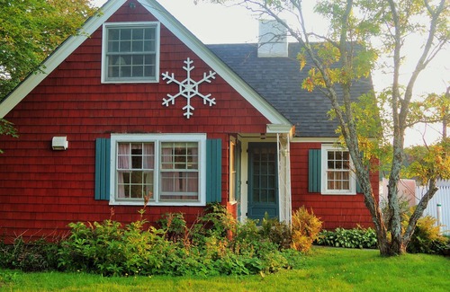 Westmore Cottage | Willoughby Dreaming: Timeless Waterfront Cottage - Dock & Boat Lift