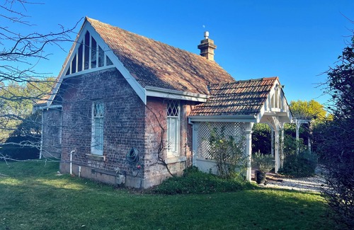 Moss Vale Cottage | Willow Cottage – Historic Southern Highlands Retreat with Fireplace & Patio