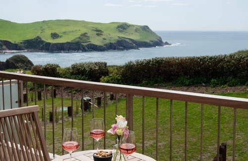 Hope-Cove Apartment | Willow Cove - a luxury self-catering apartment footsteps from the beach