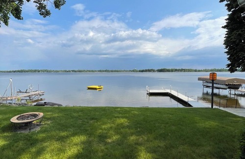 Annandale House | Willow Cove Cottage - A Serene 5-Bedroom House on Pleasant Lake in Annandale, MN
