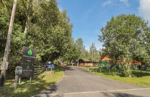Otterburn Cabin | WILLOW LODGE, pet friendly, with hot tub in Otterburn