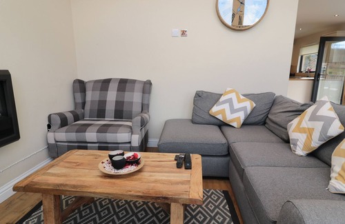 Otterburn Cabin | WILLOW LODGE, pet friendly, with hot tub in Otterburn
