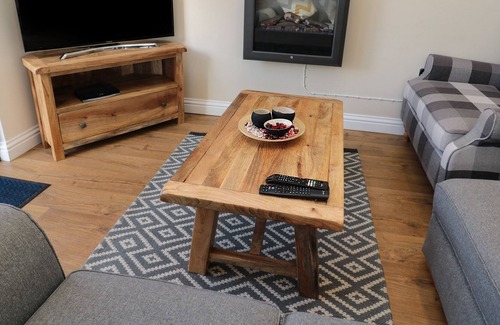 Otterburn Cabin | WILLOW LODGE, pet friendly, with hot tub in Otterburn