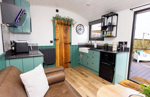 Saundersfoot Cottage | Willows Rest - 1 Bed Shepherd's Hut - Pentlepoir