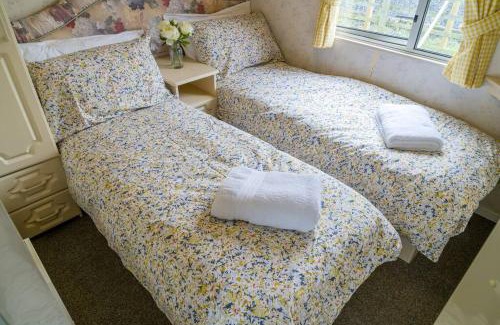 Priors Marston Apartment | Wind In The Willows: Sleeps 4, Kitchen, bathroom, lounge, WIFI