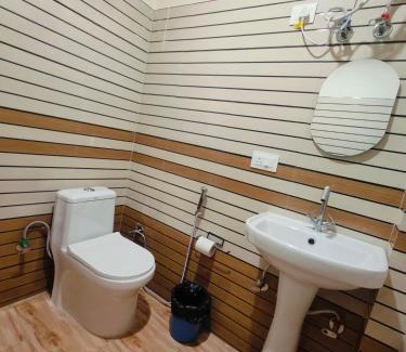 Bhimtal Hotel | Windcliff by lake & woods