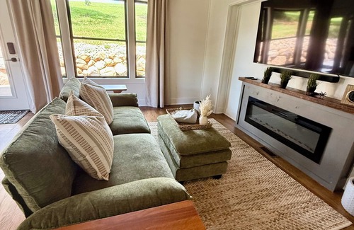 Rockbridge Baths Cabin | Winding Creek Cabin Charming Couples cabin with HotTub in the Shenandoah Valley