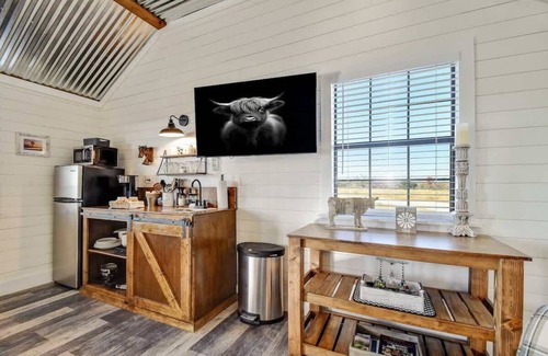Fredericksburg Cottage | Windmill Meadows Cottages-firepit-hill Country Views!