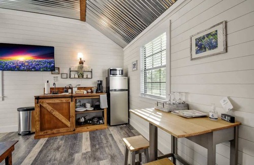 Fredericksburg Cottage | Windmill Meadows Cottages-firepit-hill Country Views!