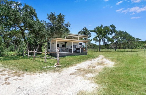 Wimberley House | Windmill Ranch- Glamping Star RV I Hot tub, stargazing