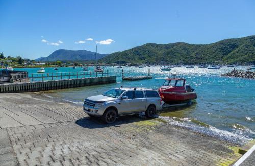 Waikawa Bay House | Windows on Waikawa- With On-Site Boat Parking! Abode No1