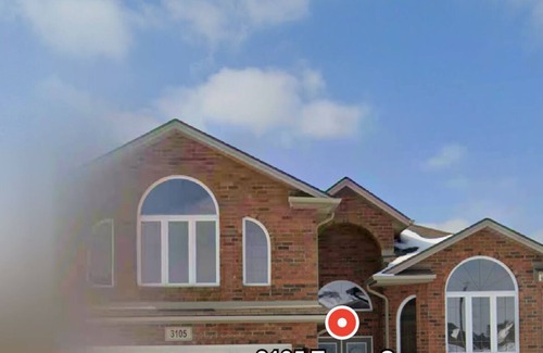 Woodslee House | Windsor home Room 4 free parking with high-speed Wifi