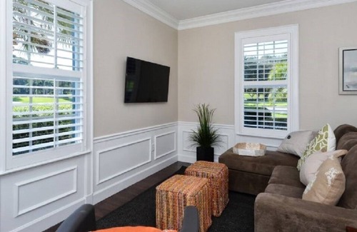 Osprey Apartment | Windsor Lodge Unit 10, studio, close to beaches, pool