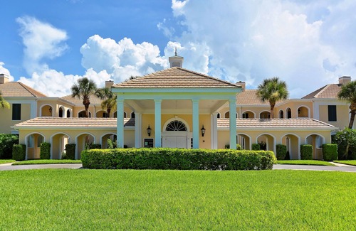 Osprey Apartment | Windsor Lodge Unit 15, studio, close to the beaches, pool access