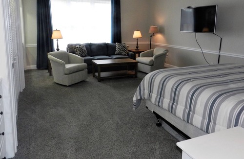 Osprey Apartment | Windsor Lodge Unit 18, studio, close to beaches, pool