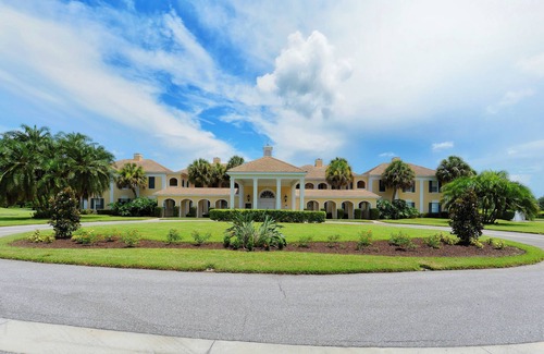 Osprey Apartment | Windsor Lodge Unit 18, studio, close to the beaches, pool access