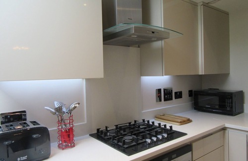 Windsor Apartment | Windsor Town centre gated en-suite property with parking & lift. 21 day minimum