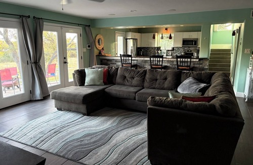 Kerrville House | Wine Country Oasis Pool/Sleeps 14