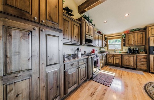 Ruidoso Ski Chalet | Wine & Wilderness: MTN Luxe Chalet/Hot Tub/Views!