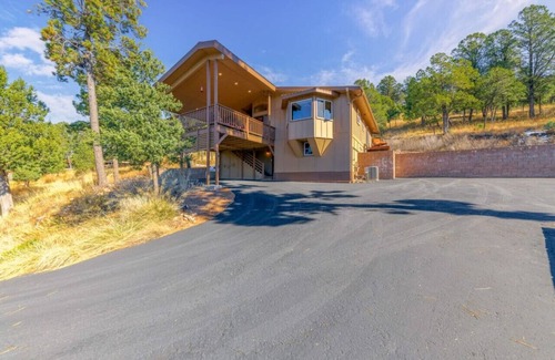 Ruidoso Ski Chalet | Wine & Wilderness: MTN Luxe Chalet/Hot Tub/Views!