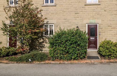 Beeley Apartment | WINSTER APARTMENT, family friendly, with a garden in Two Dales