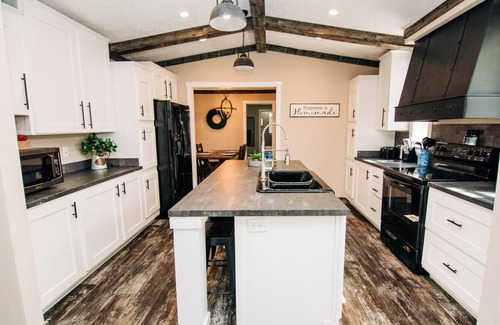 Rogersville House | WINTER LONG-TERM RATES 40% off RUSTIC MODERN HOME NESTLED IN THE OZARK WOODS