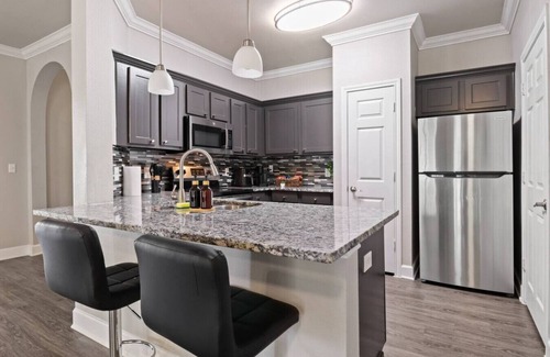 Richmond Apartment | Winter Modern Stay: Family & Corporate Friendly