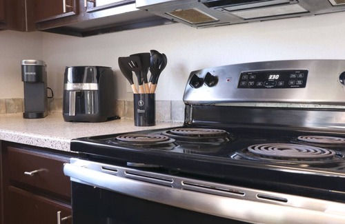 Richmond Apartment | Winter Modern Stay: Family & Corporate Friendly