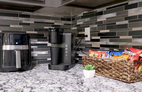 Richmond Apartment | Winter Modern Stay: Family & Corporate Friendly