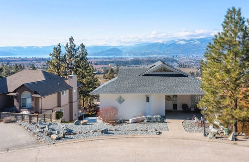 Black Mountain House | Winter Mountain Retreat - 30 mins to Big White Resort!